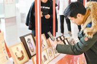 【網絡中國節?春節】非遺年貨“搬進”機場航站樓 旅客感受別樣民俗文化魅力